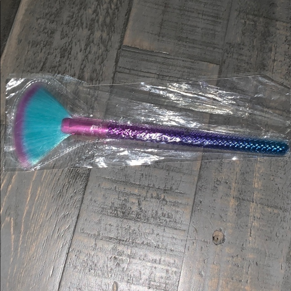 MODA‎ Colorful Fan Brush- NEW
